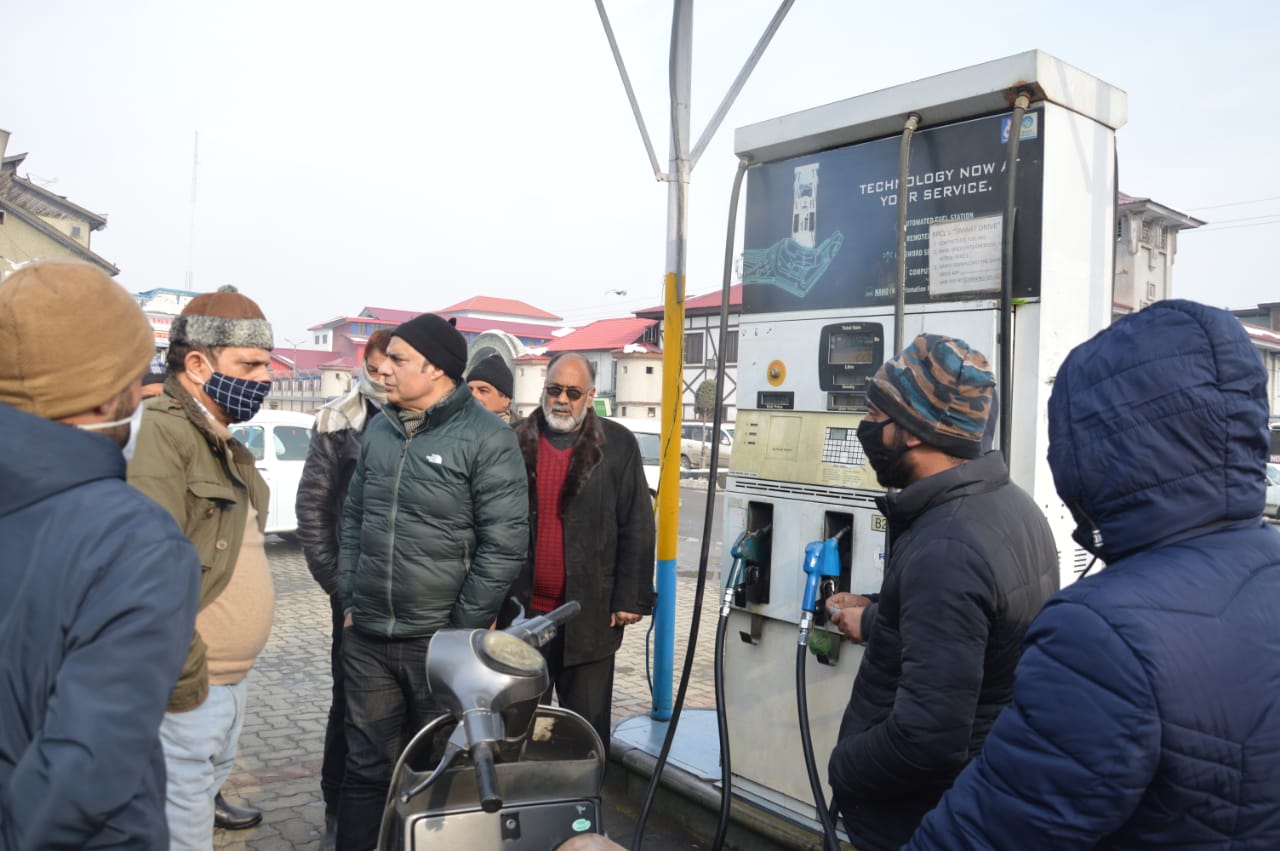 Rs 1.5 lakh fine recovered from petrol pumps, shopkeepers at Srinagar Rs 1.5 lakh fine recovered from petrol pumps, shopkeepers at Srinagar