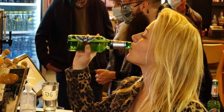 Israeli city offers free drinks to encourage COVID-19 vaccination among young people Israeli city offers free drinks to encourage COVID-19 vaccination among young people