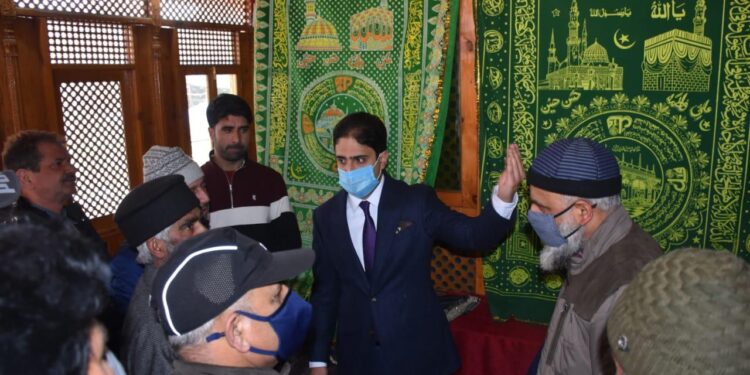 Sgr Mayor visits Astaanpora shrine at Rawalpora, calls for its upliftment on several fronts Sgr Mayor visits Astaanpora shrine at Rawalpora, calls for its upliftment on several fronts