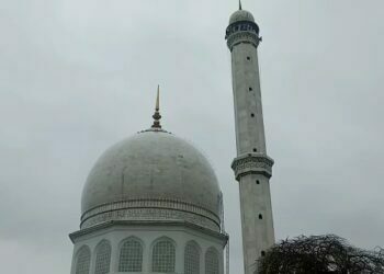 Mehraj-e-Alam: Thousands converge at Hazratbal shrine to have glimpse of Holy Relic