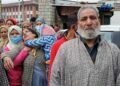 Bandipora family protests outside SMHS hospital Sgr Bandipora family protests outside SMHS hospital Sgr