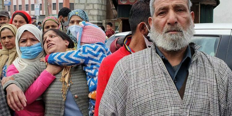 Bandipora family protests outside SMHS hospital Sgr Bandipora family protests outside SMHS hospital Sgr