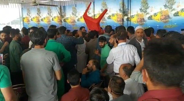 Covid-19 SOPs go for toss at Shopian Fruit Mandi during Mandi election Covid-19 SOPs go for toss at Shopian Fruit Mandi during Mandi election