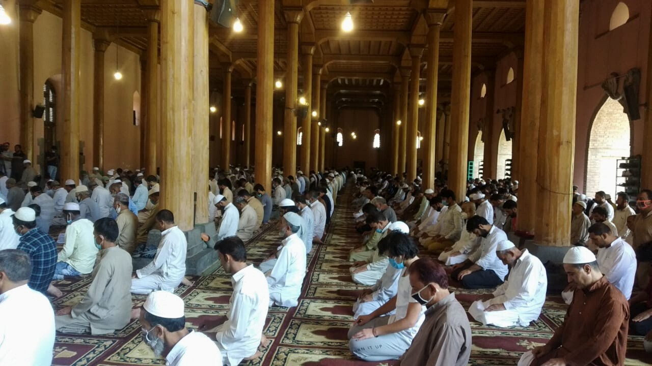 Moving ambulance catches fire near Ajas on Bandipora-Srinagar road