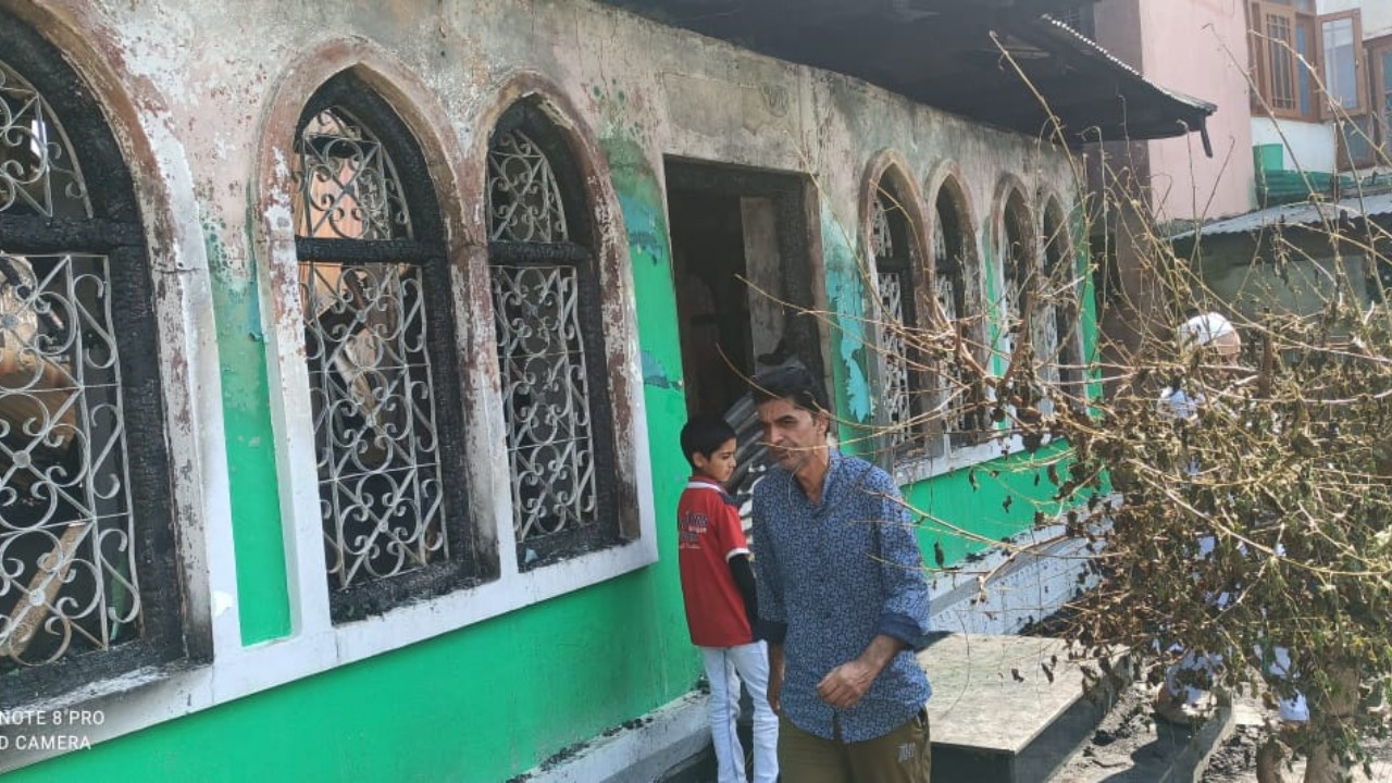 Massive blaze damages Saber Baba shrine in Safa Kadal Massive blaze damages Saber Baba shrine in Safa Kadal