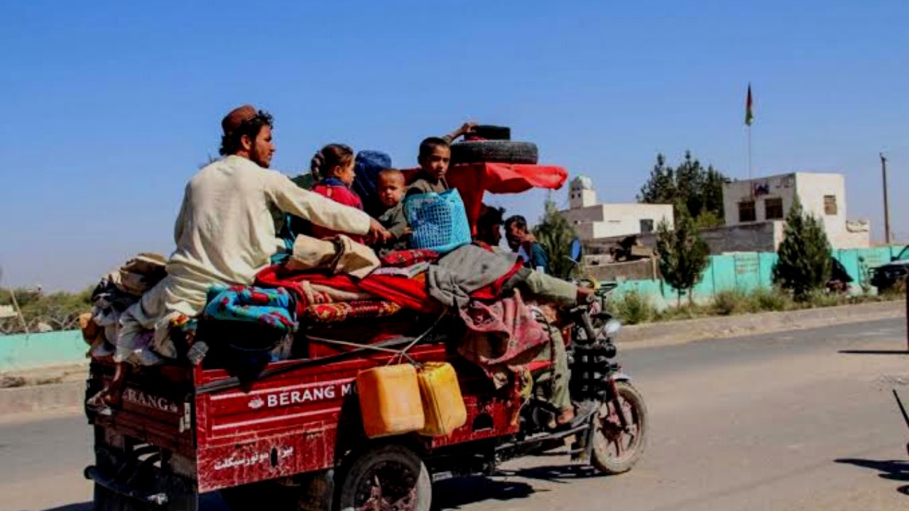Tens of thousands of people flee violence in Afghanistan