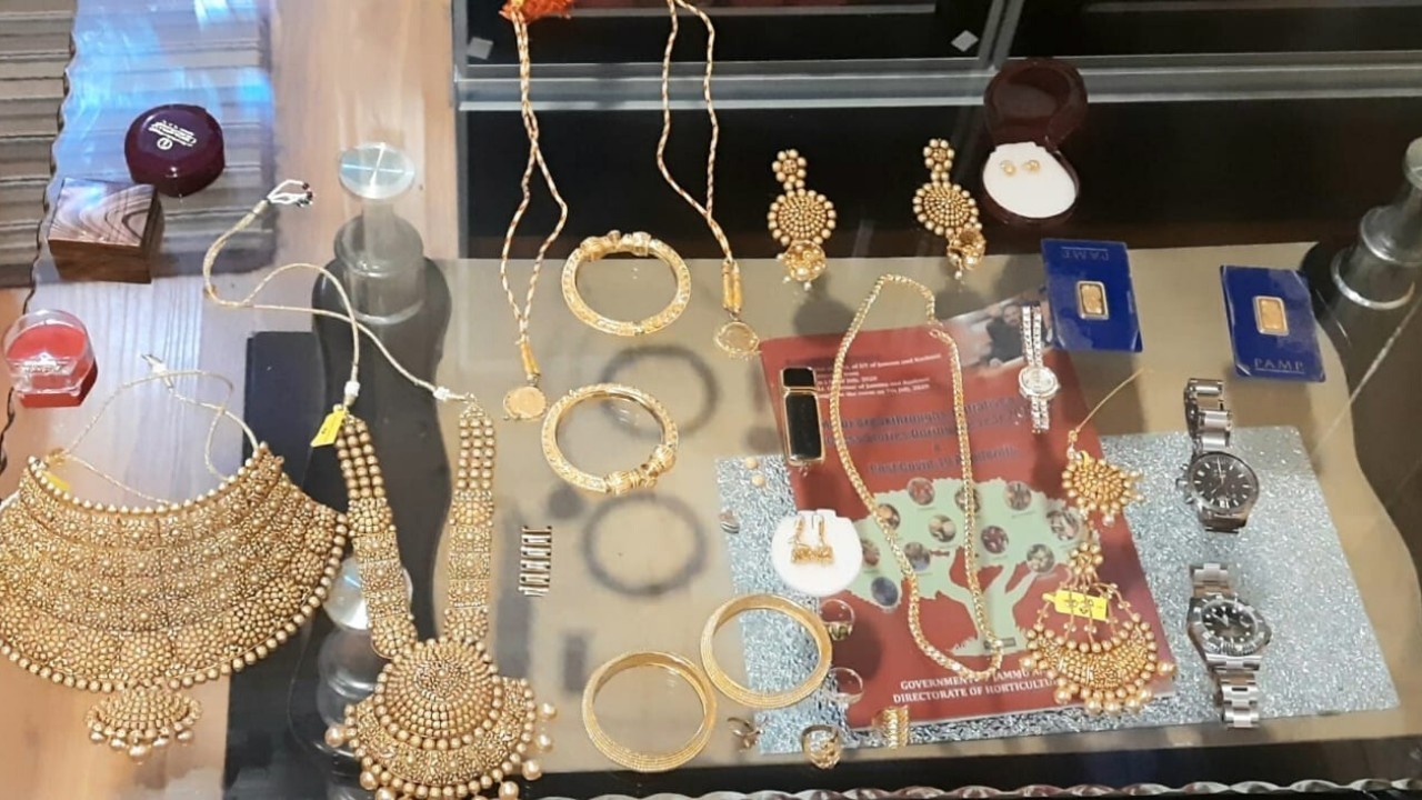Srinagar police solved theft Case within hours, Golden Ornaments worth Rs 60-70 Lakhs recovered, lady held