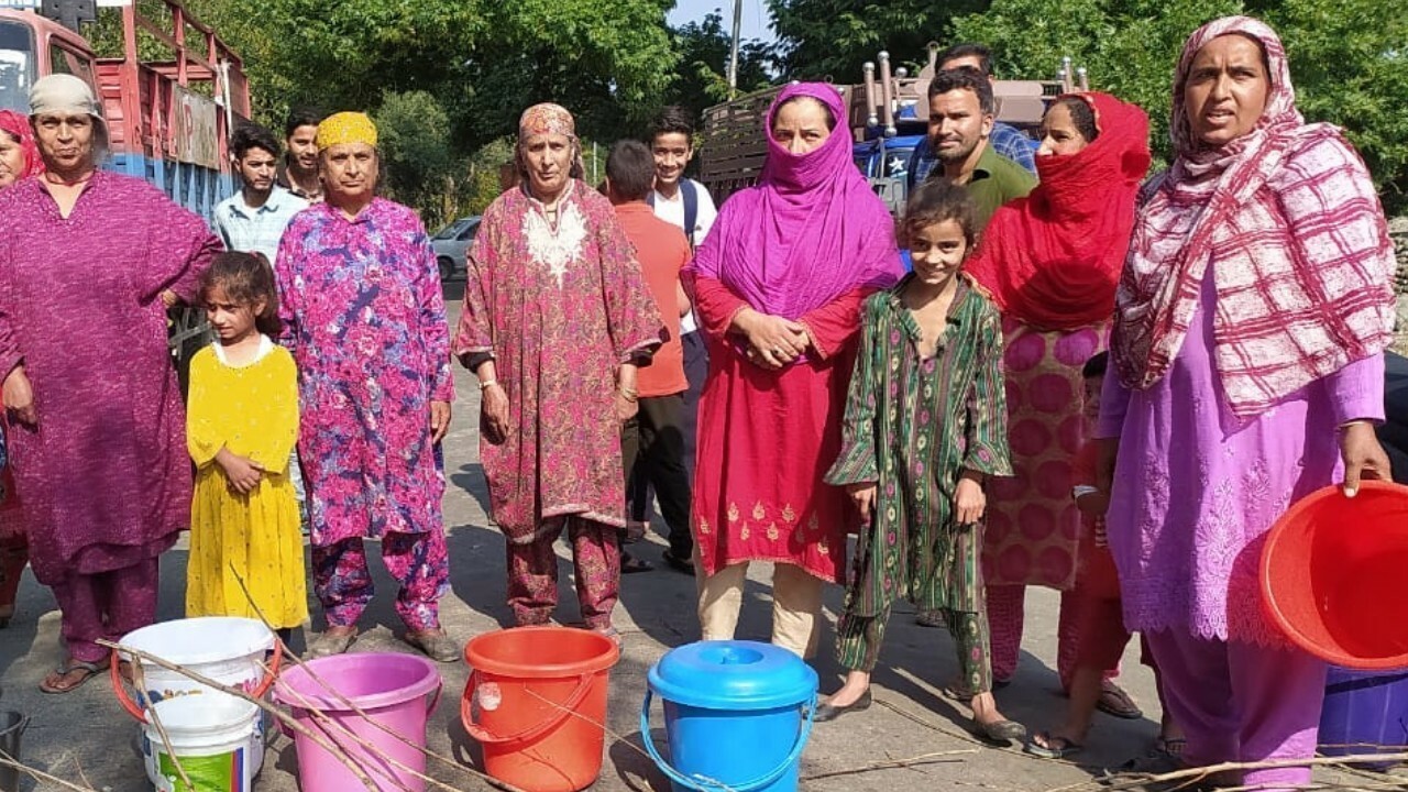 Anantnag villagers hold protest against PHE Dept.