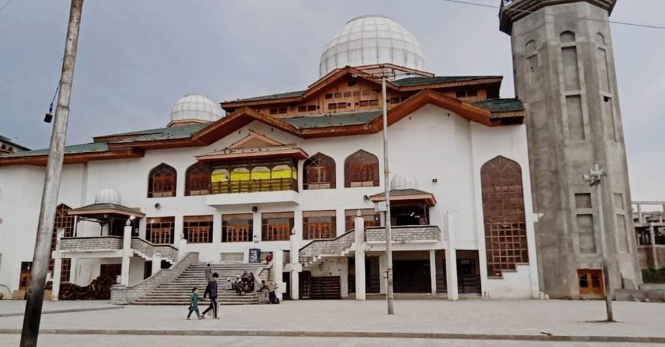 Grand mosque at revered Charar-e-Sharif shrine closed for devotees after developing cracks