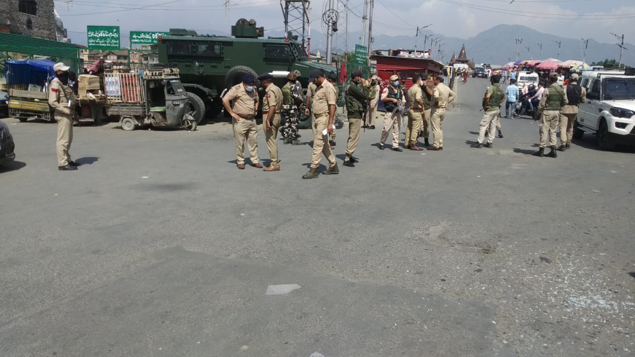 Grenade lobbed at Hari Singh High Street Lal Chowk