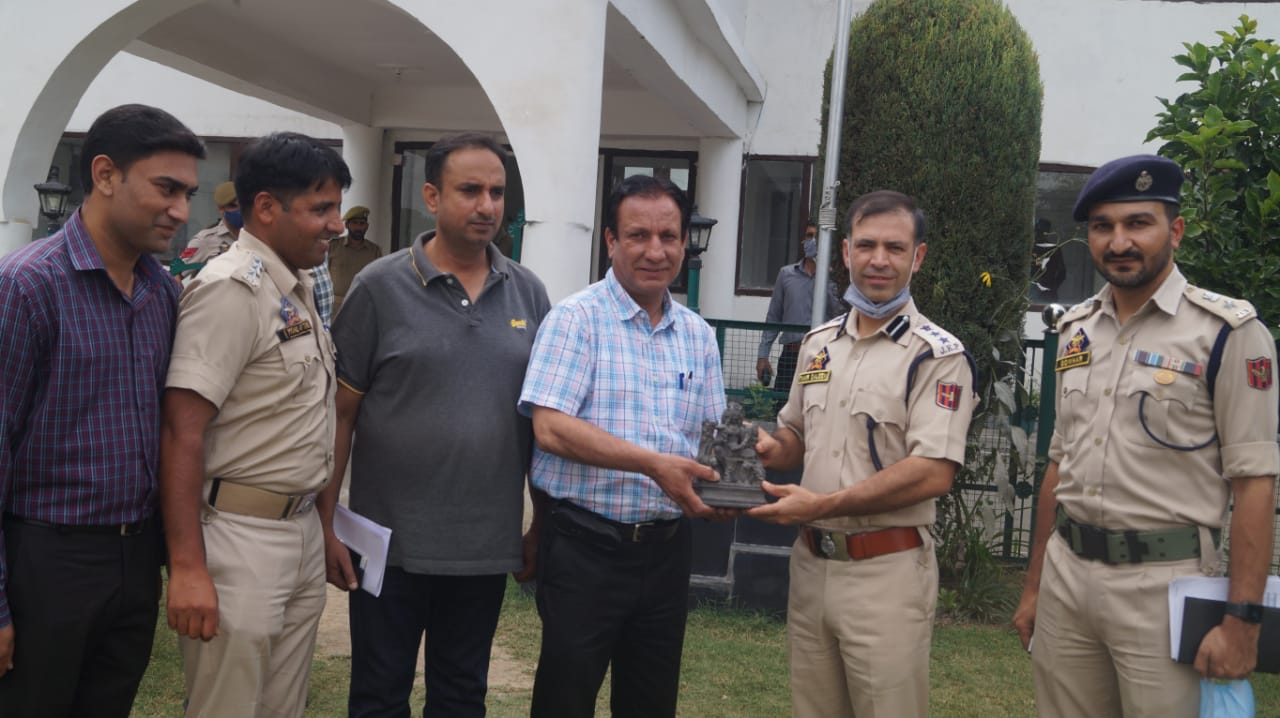 Police recovers 1200yrs old sculpture of Goddess Durga in Budgam
