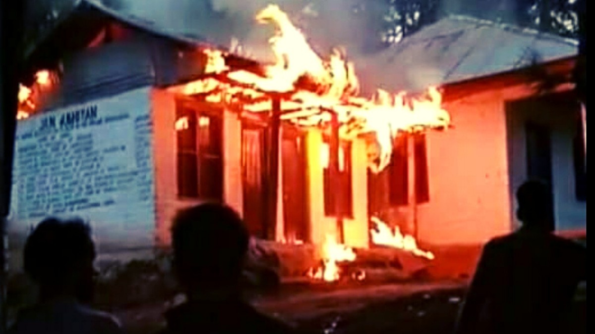 Fire damages govt owned school in kralgund Langate