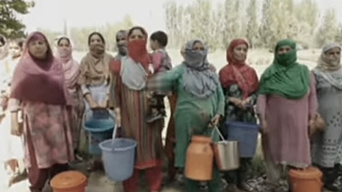 Water scarcity: Chadoora villagers stage protest against Jal Shakti dept Water scarcity: Chadoora villagers stage protest against Jal Shakti dept