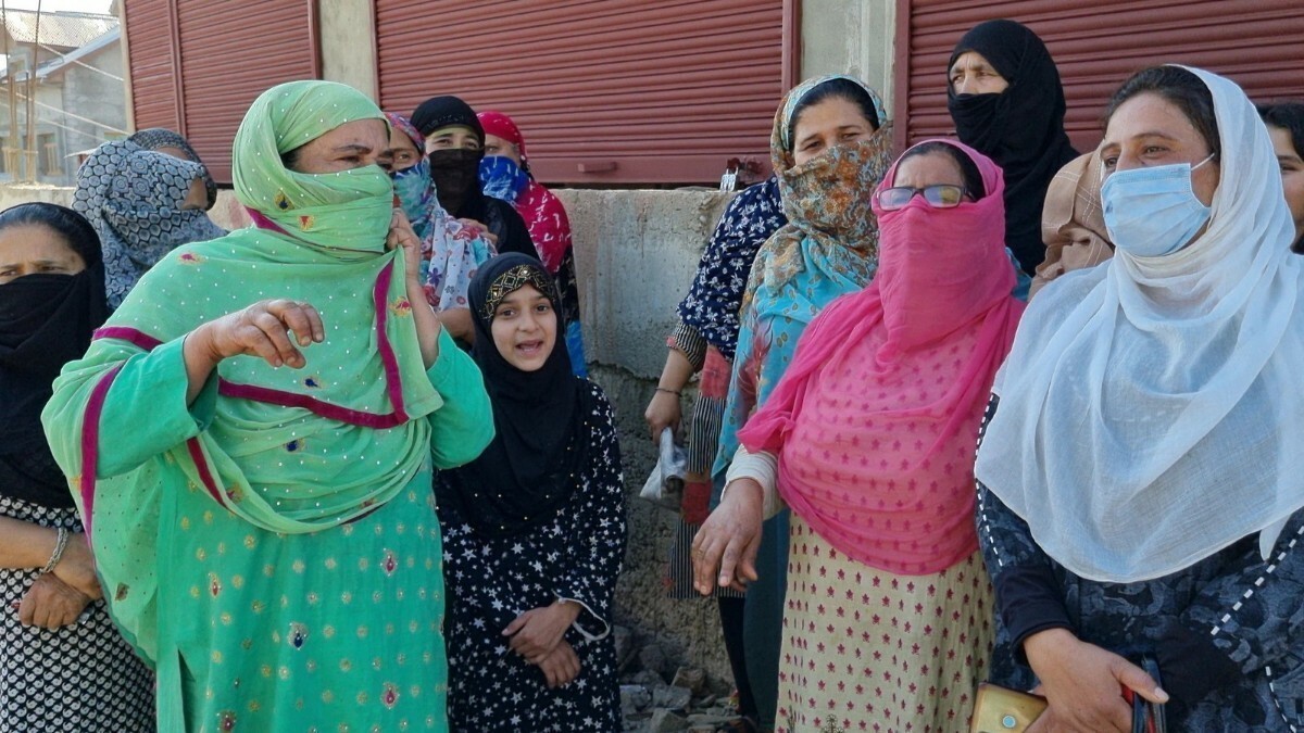 Bemina residents stage protest against dilapidated road