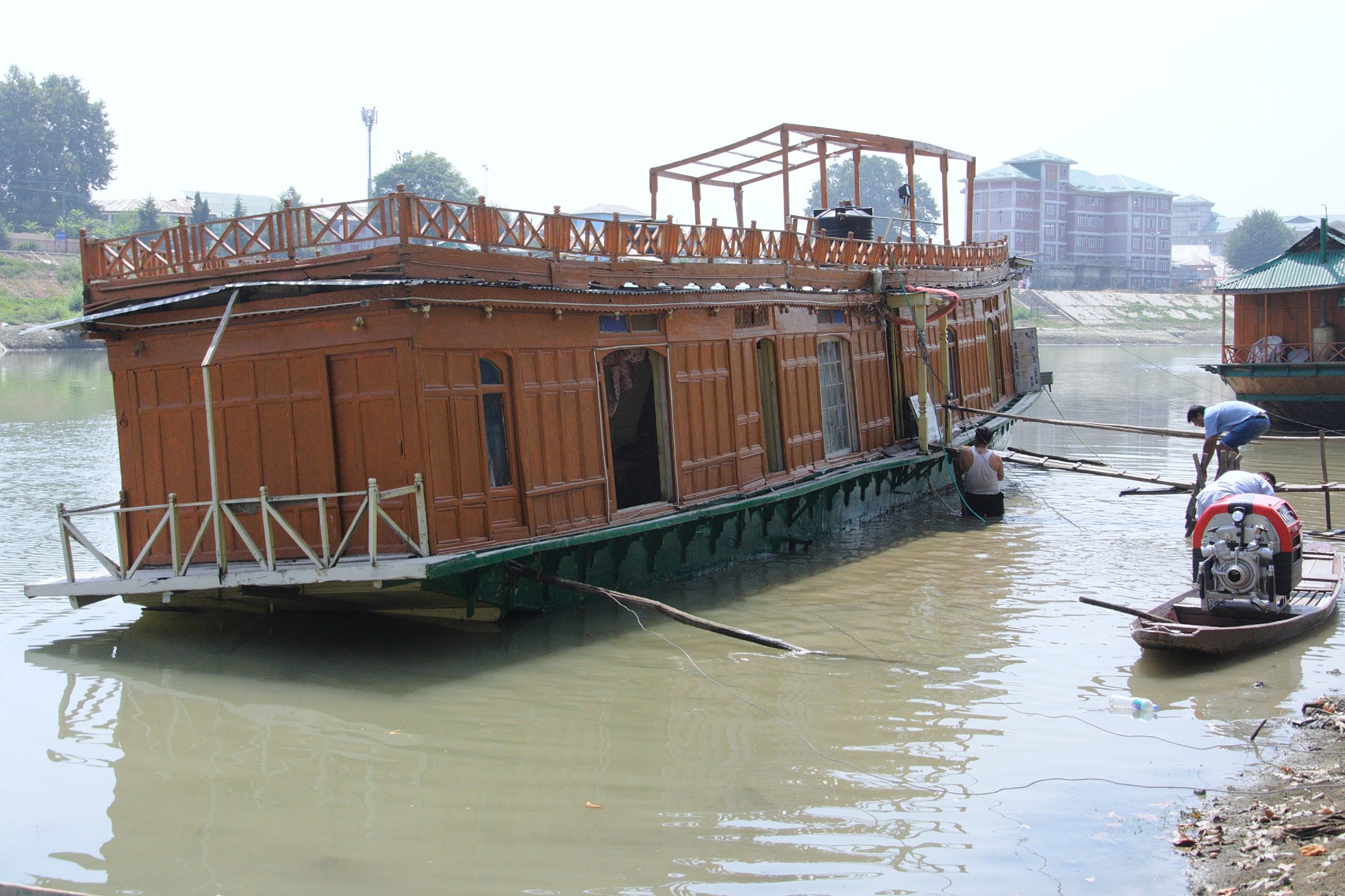 Narrow escape for family as houseboat capsizes in river Jhelum at Srinagar Houseboat sinks in Jehlum