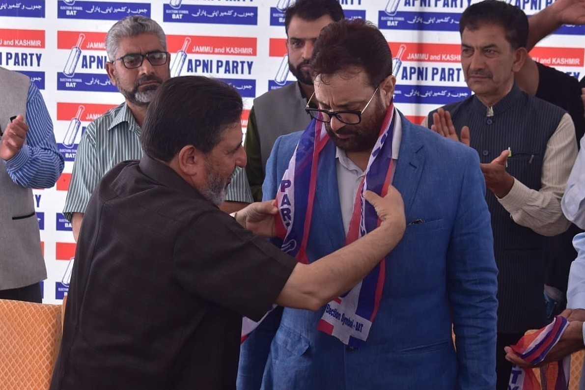 Javaid Mustafa Mir joins Apni Party; Altaf Bukhari welcomes him with open arms Javid Mustafa