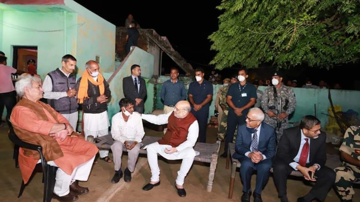 Home Minister interacts with border residents; visits BOP in Jammu sector Home Minister interacts with border residents; visits BOP in Jammu sector