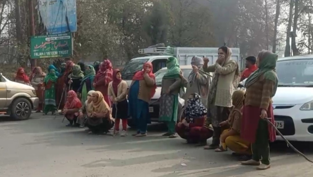 Residents protest against installation of smart electric meters in Machoowa, Budgam Residents protest against installation of smart electric meters in Machoowa, Budgam