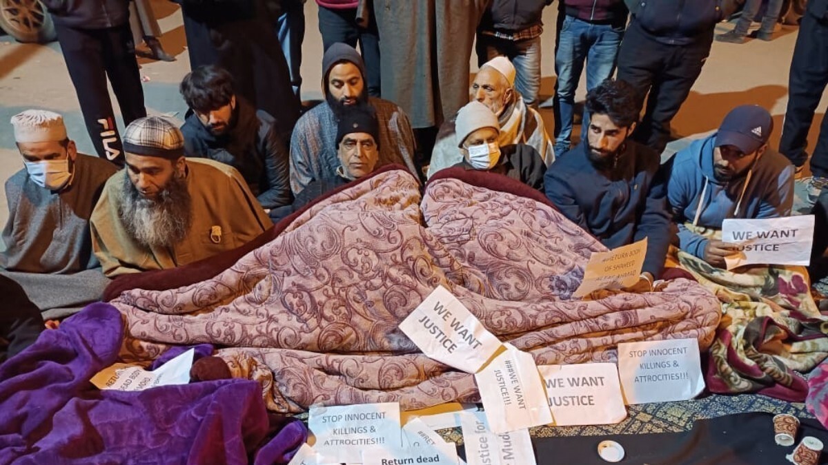 Hyderpora Encounter: Cry for return of bodies goes louder as families of slain Altaf, Mudasir hit roads in Sgr