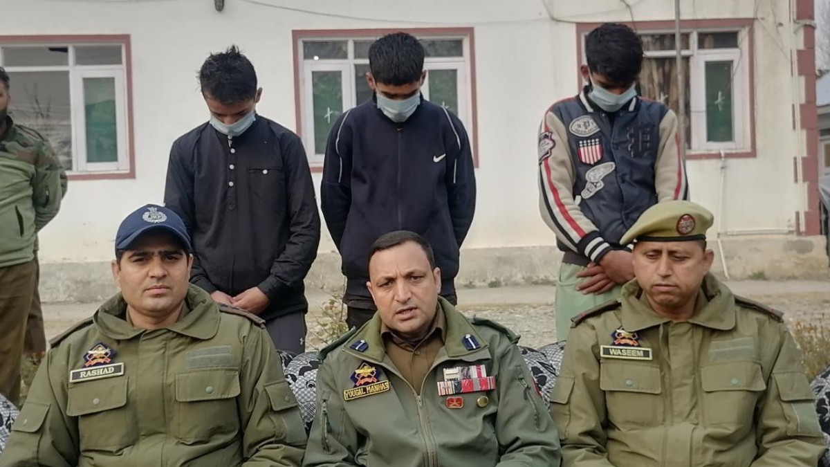 3 youth saved from crossing LoC in Kupwara: Police 3 youth saved from crossing LoC in Kupwara: Police