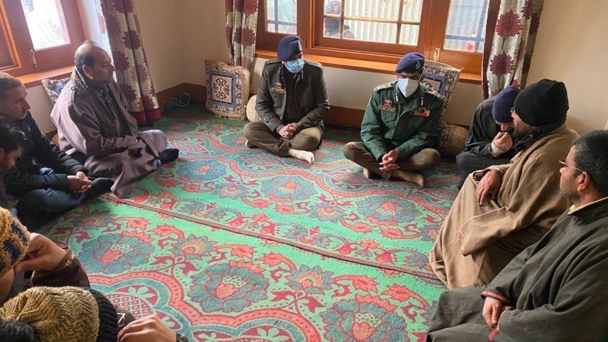 IGP Kashmir visits family of cop who was killed in Bijbehra