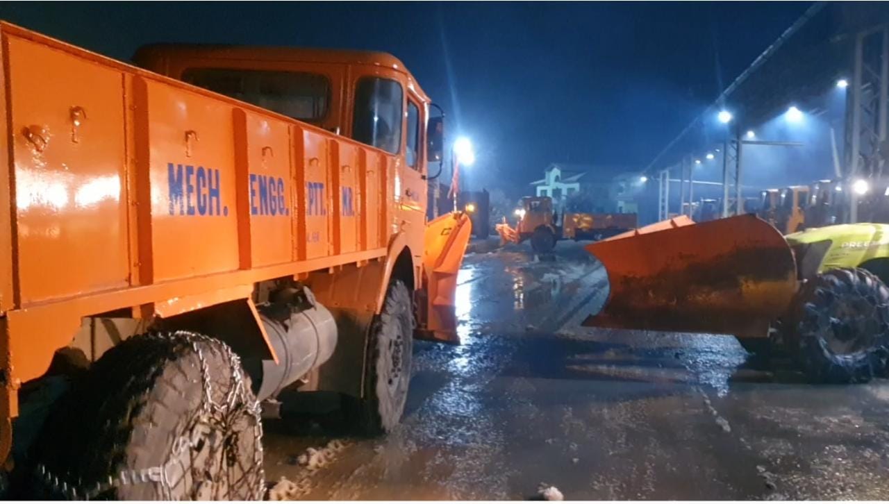 Snowfall J&K: R&B presses over 300 machines to clear roads
