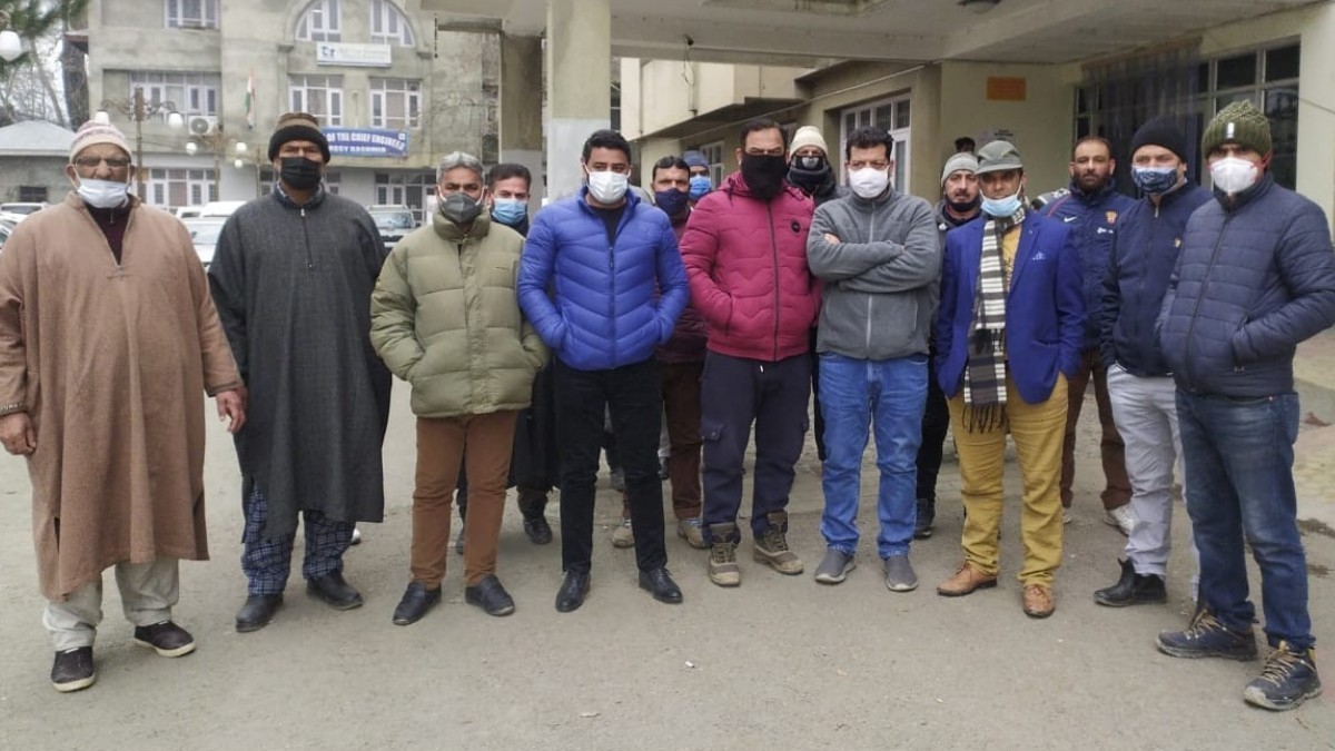 J&K Contractors coordination committee stage protest in Sgr, seeks LG’s intervention for release of pending payment