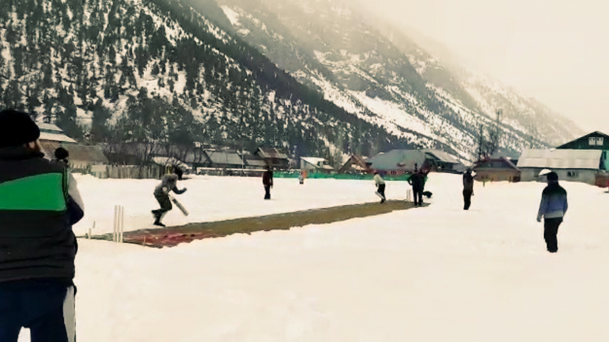 Snow cricket in Kashmir's Gurez catches eyes of Int'l cricketers Snow cricket in Kashmir’s Gurez catches eyes of Int’l cricketers