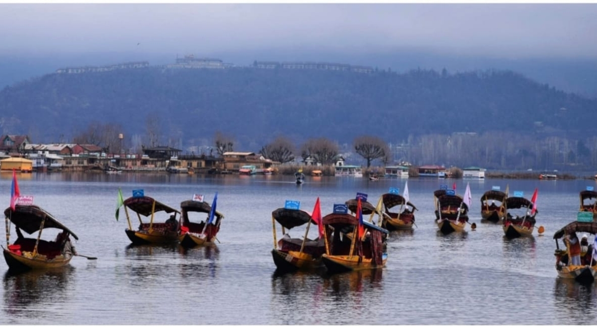 Tourism deptt Kashmir organizes Shikara Rally in Dal lake