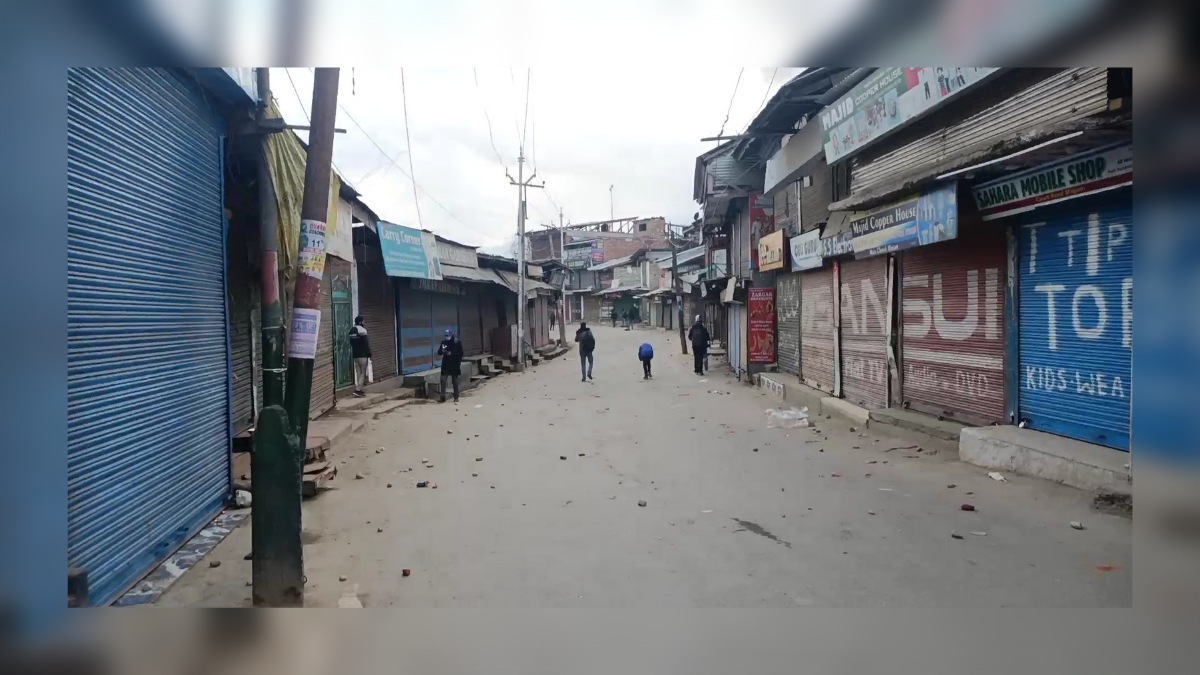Stone pelting in Magam as Army allegedly burns Qasim Solemani's poster Stone pelting in Magam as Army allegedly burns Qasim Solemani’s poster