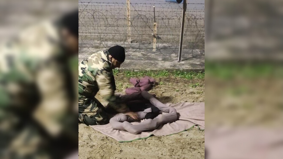 Major smuggling bid foiled at Samba IB, 3 pak smugglers killed: BSF Major smuggling bid foiled at Samba IB, 3 pak smugglers killed: BSF