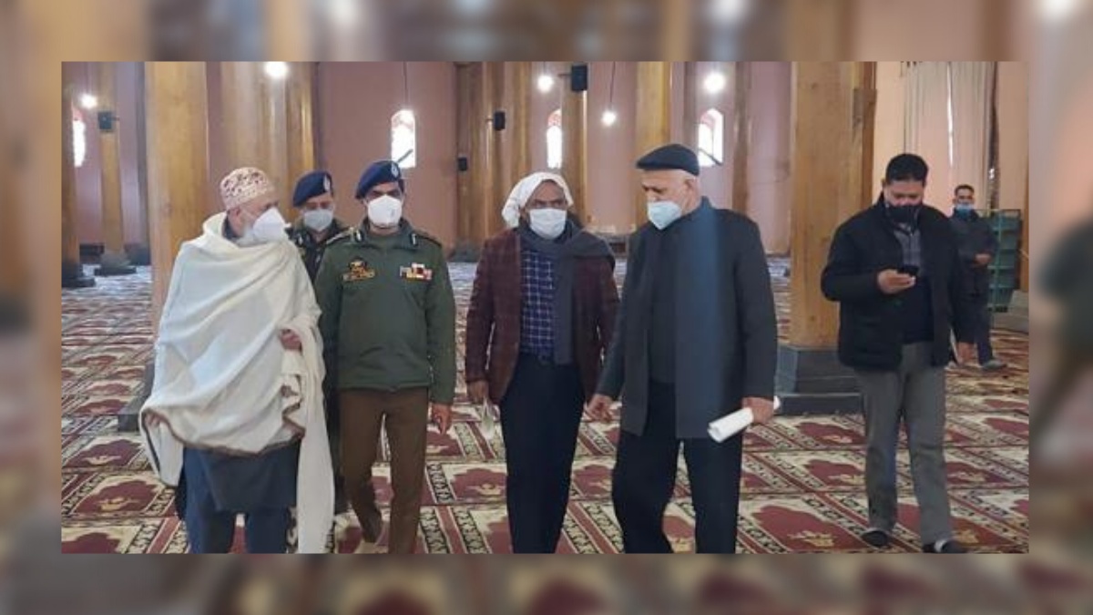 Govt mulls to reopen historic Jamia Masjid for prayers; IGP, Div Com review arrangements Govt mulls to reopen historic Jamia Masjid for prayers; IGP, Div Com review arrangements