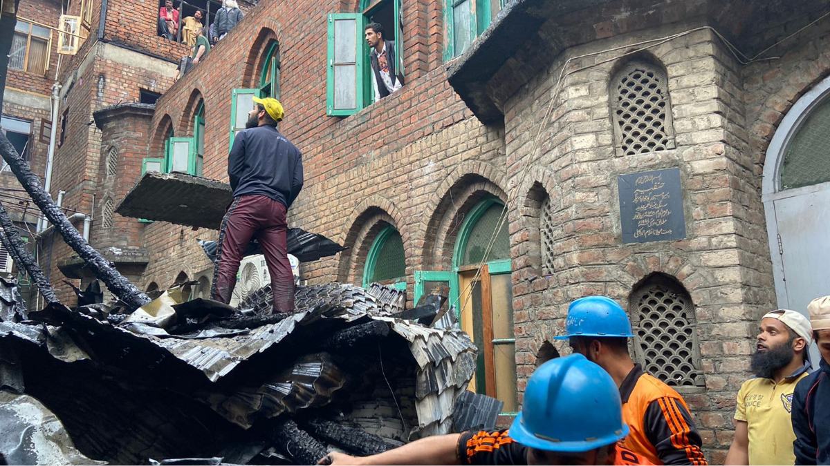 Pir Masjid, other structures damaged in Gojwara blaze Pir Masjid, other structures damaged in Gojwara blaze