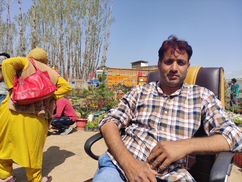45-year-old entrepreneur from Anantnag starts floriculture unit, provides job to many 45-year-old entrepreneur from Anantnag starts floriculture unit, provides job to many