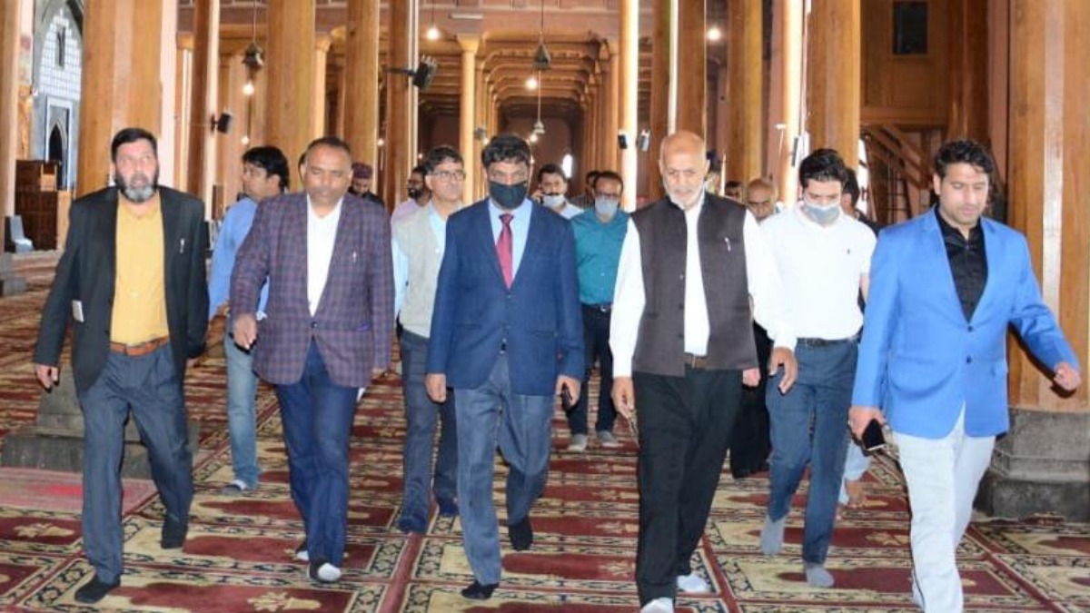Laylat-ul-Qadr: Chief Secretary visits Jamia Masjid, other Shrines in Srinagar; Reviews arrangements