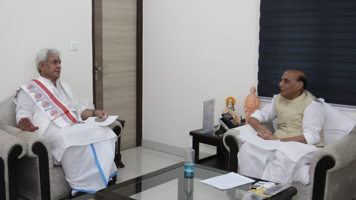 Amarnath Yatra: LG Sinha meets Rajnath Singh Amarnath Yatra: LG Sinha meets Rajnath Singh