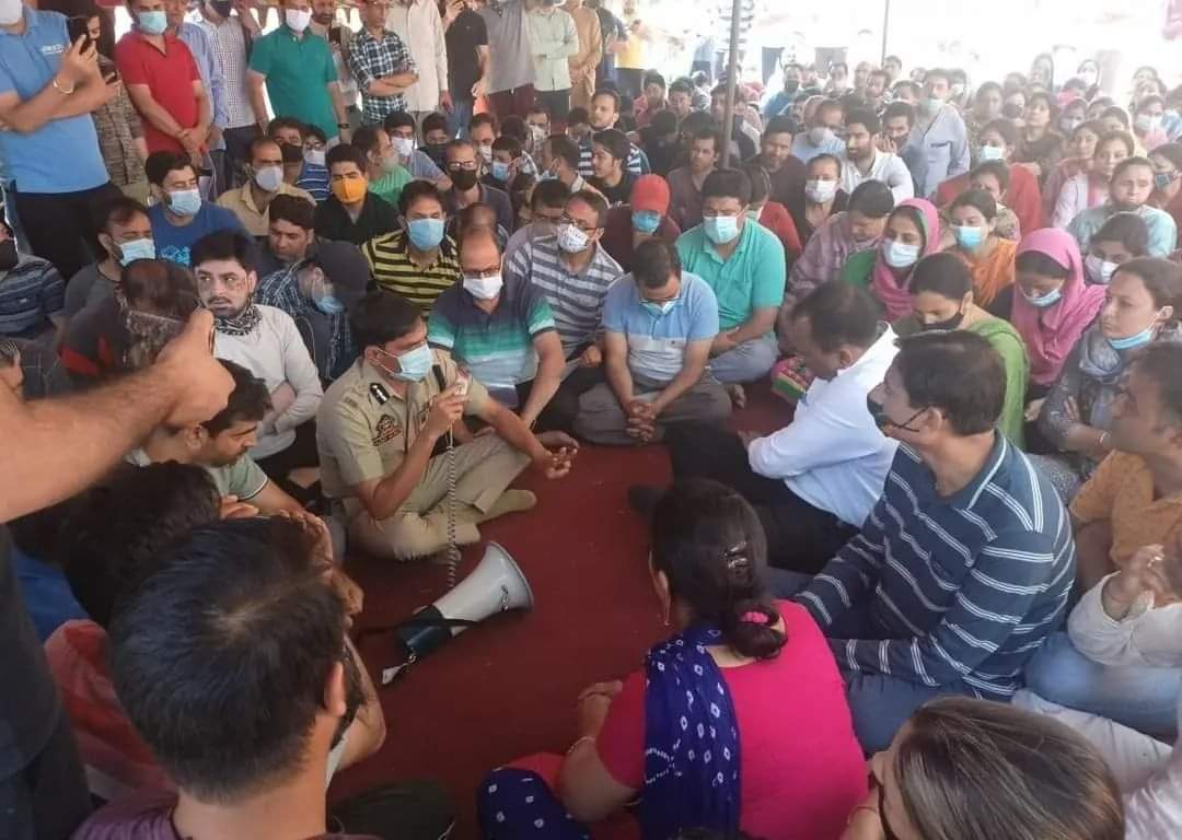 Killings are plans to push you out of Kashmir; dont allow such elements suceed: IGP tells protesting KPs at Budgam