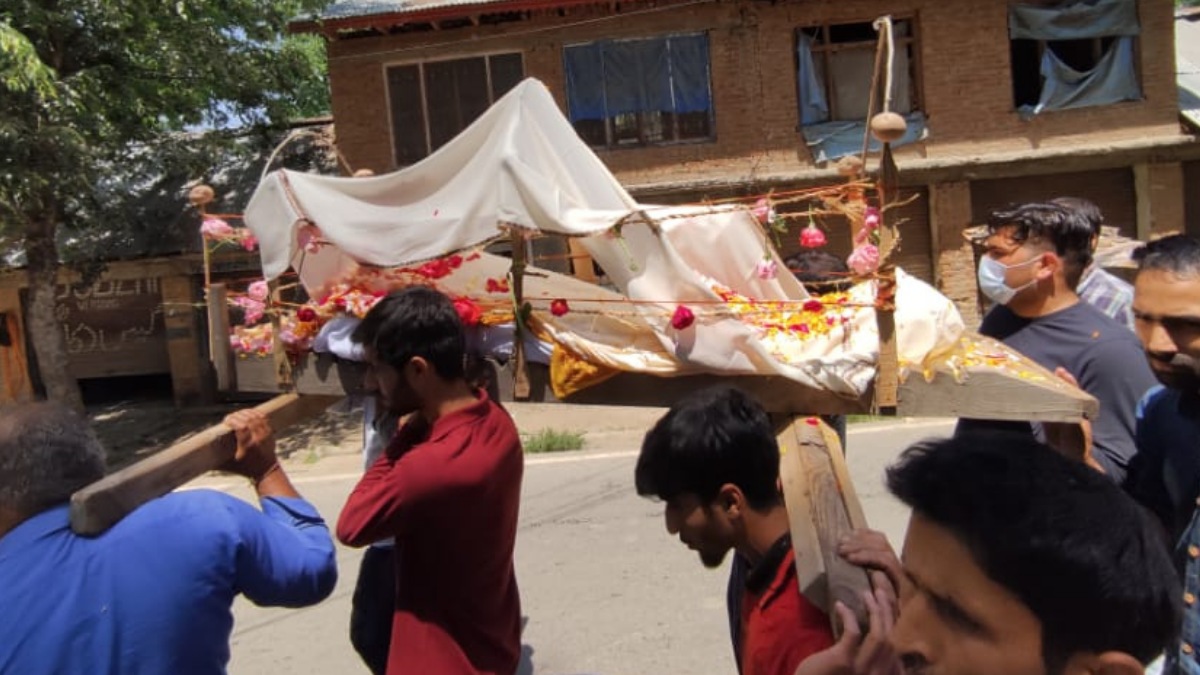 Amid tensions in Kashmir; Muslims perform last rites of 80-year-old Pandit woman at Kulgam