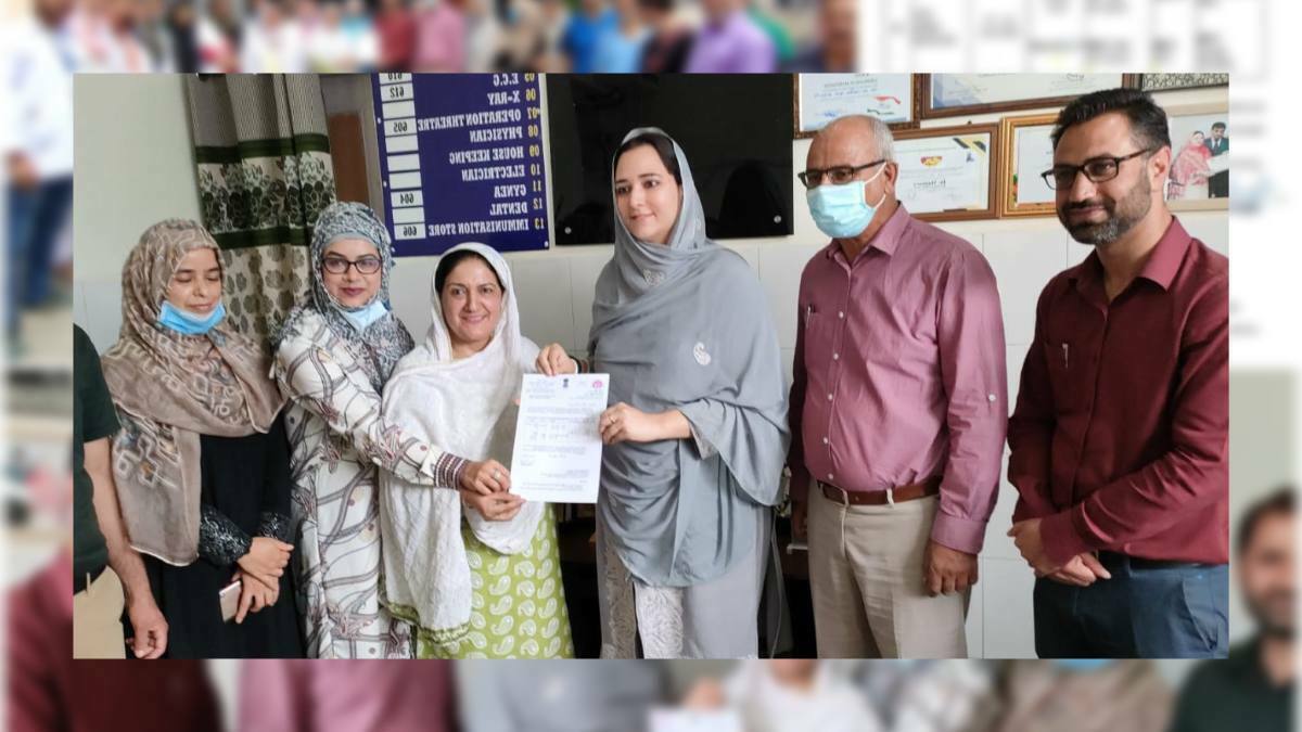 DC Bla Syed Sehrish Asgar presents ‘LaQshya’ award to SDH Pattan
