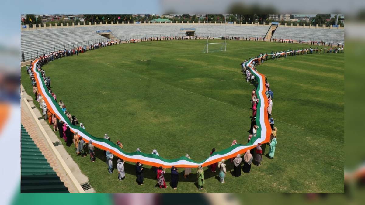 Srinagar admin sets national record by displaying 1850 Metres long Tricolour at Bakshi Stadium Srinagar admin sets national record by displaying 1850 Metres long Tricolour at Bakshi Stadium