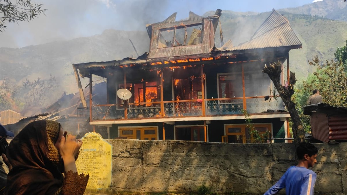 3 residential houses gutted in Kangan blaze 3 residential houses gutted in Kangan blaze