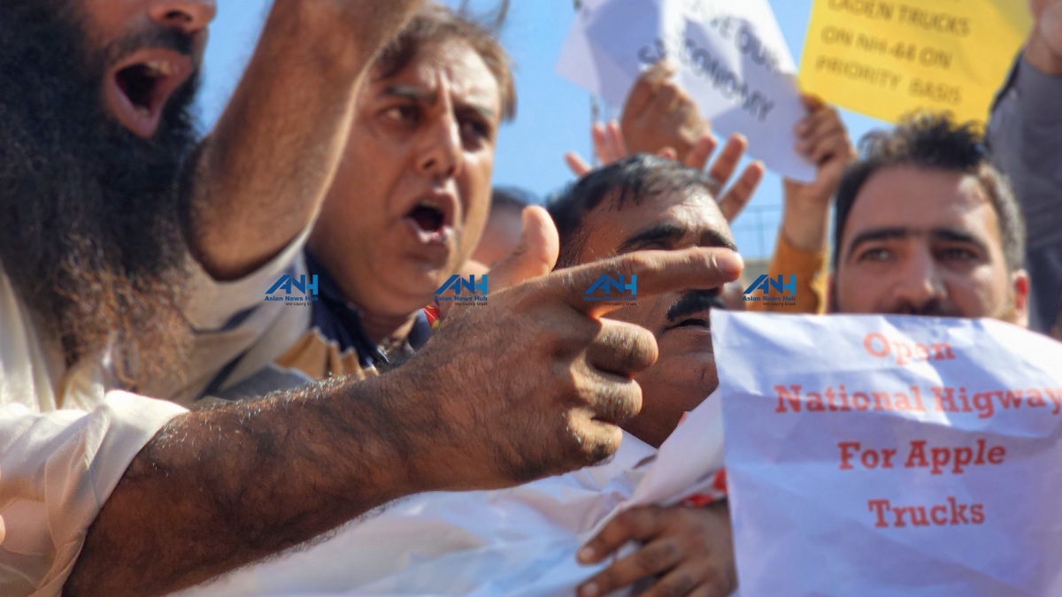 Halting fruit trucks on Sgr-Jmu highway: Sopore Mandi faces Rs 500 Cr loss in Sept Halting fruit trucks on Sgr-Jmu highway: Sopore Mandi faces Rs 500 Cr loss in Sept