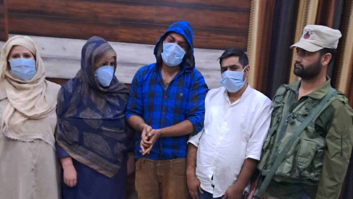 Sextortion gang: Srinagar police arrest 03 persons including a woman Sextortion gang: Srinagar police arrest 03 persons including a woman