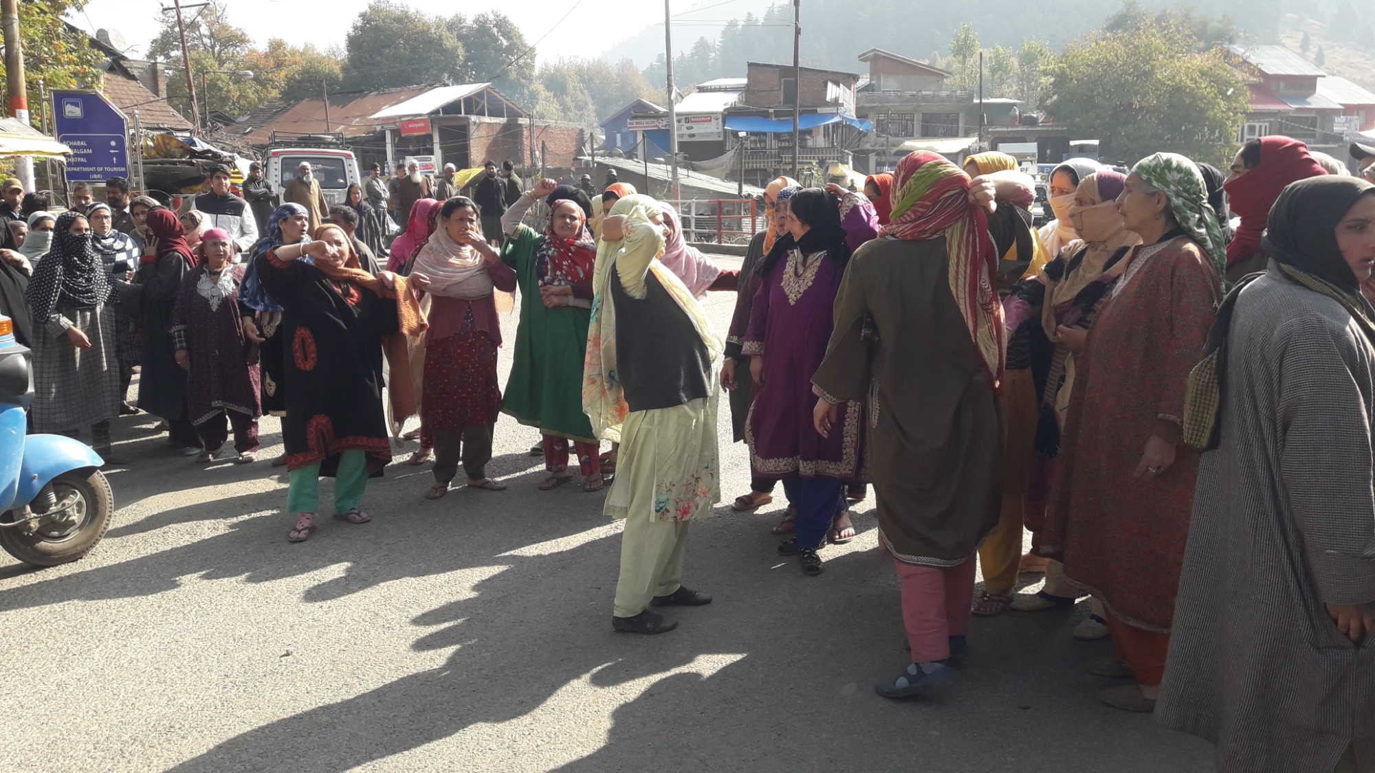 Family stages protest, allege daughter’s murder by in-laws in south Kashmir Family stages protest, allege daughter’s murder by in-laws in south Kashmir