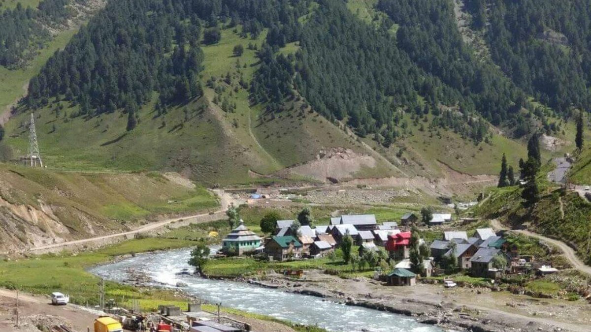 Z-Morh tunnel: High intensity dynamites at construction site trigger cracks to houses in Shutkari village, allege locals