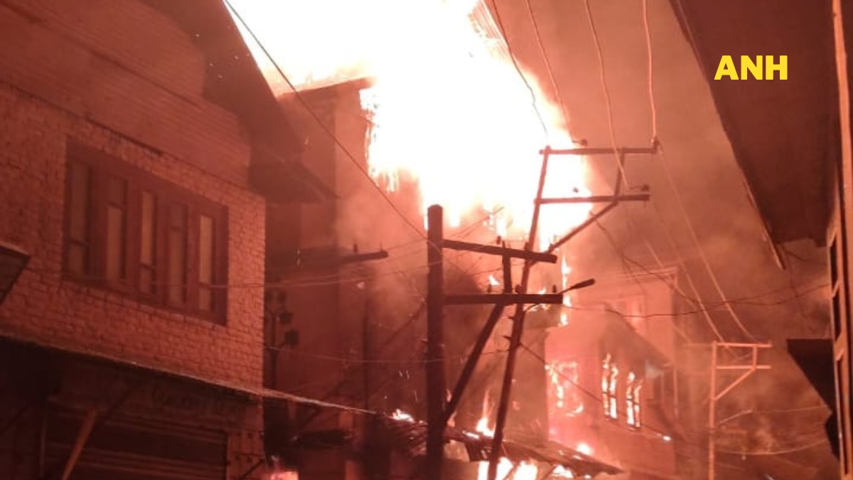 Massive fire breaks out in Rajouri Kadal, Sgr Massive fire breaks out in Rajouri Kadal, Sgr