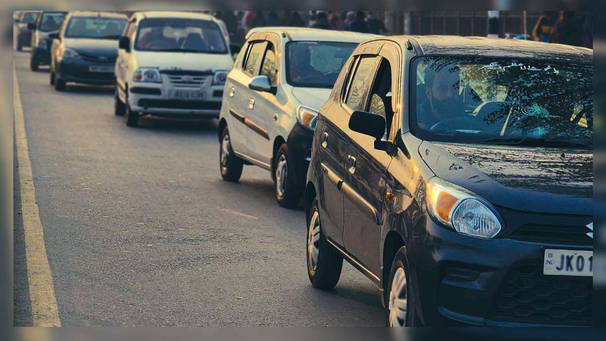 Sgr-Jmu highway opens for traffic, LMVs allowed to ply from both sides Sgr court directs Traffic police to halt issuing of E-challans, asks police to release all vehicles seized in gross violation of SOPs
