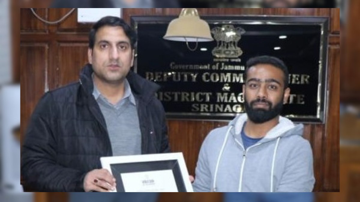 DC Sgr felicitates Uzair Fayaz Khan of Nowhatta for registering excellence in International Book of Records