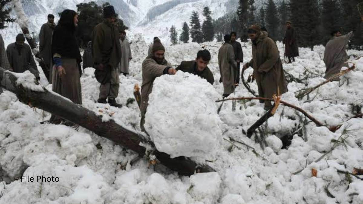 Three army men killed in north Kashmir avalanche Three army men killed in north Kashmir avalanche