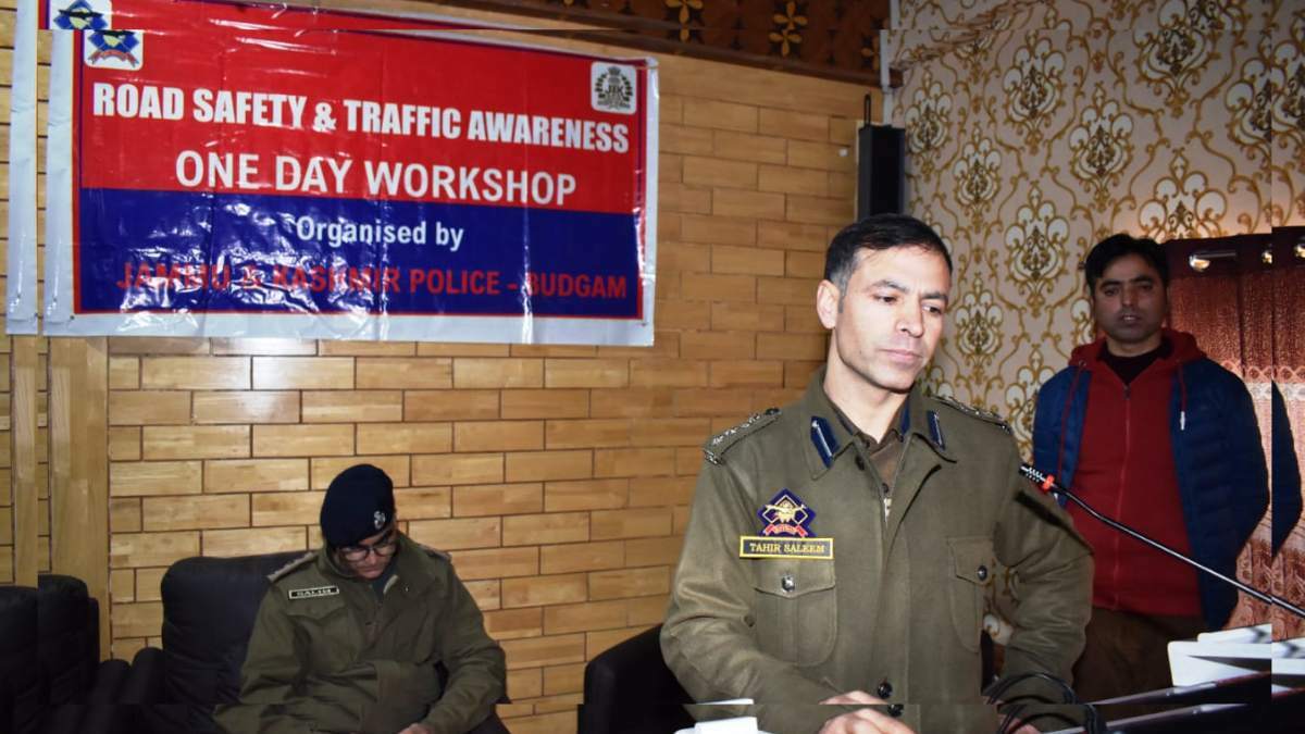 Police organises one-day workshop on road safety, traffic awareness in Budgam